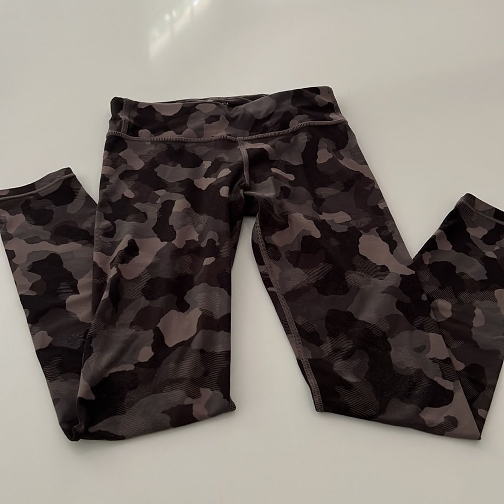 Girls Athleta leggings camo black and gray size large 12